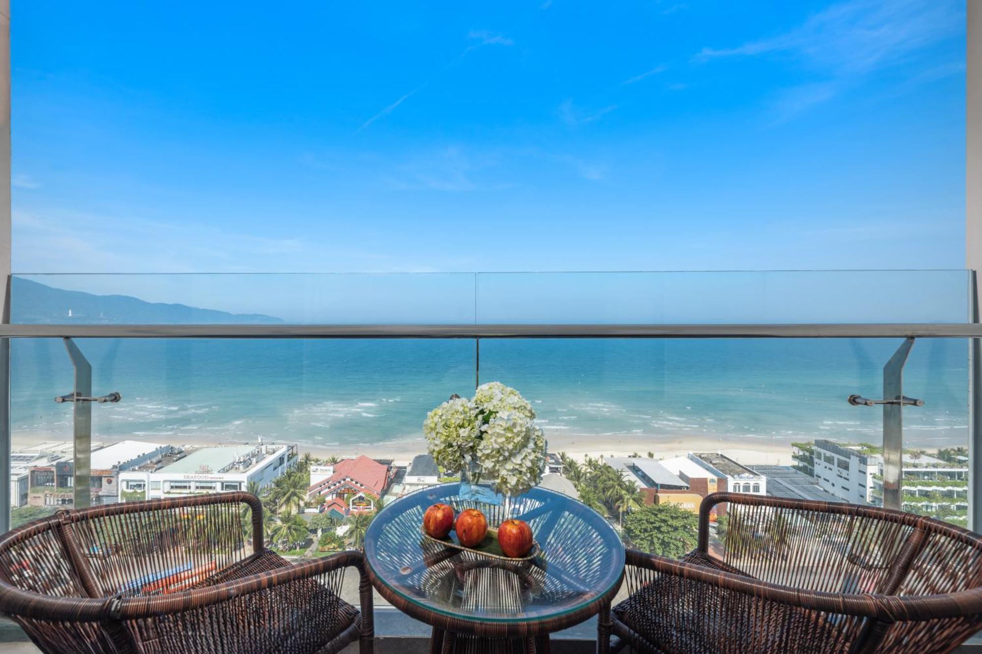 Canvas Danang Beach Hotel Exterior photo