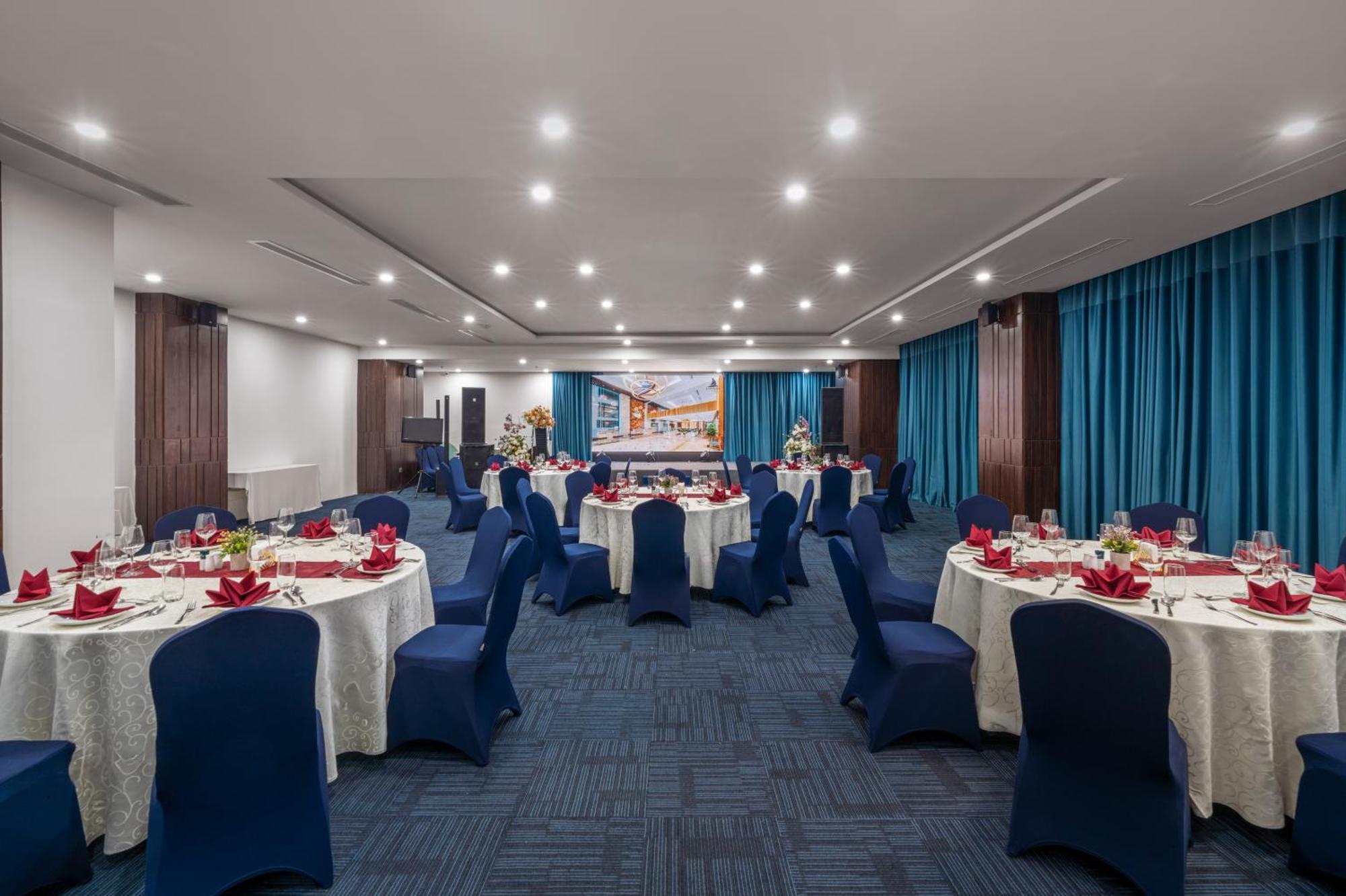 Canvas Danang Beach Hotel Exterior photo